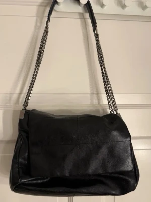 Skinn väska - Super snygg skinnväska från zara, den har 3 fack och är väldigt rymlig. De har lite slutningar på själva bandet