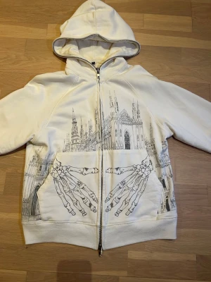 BySlik Skeletal fullzip hoodie  - Sällsynt hoodie från BySlik med Milano som motiv. fits small, passar dig som S/herr men är på den kortare sidan nästan XS