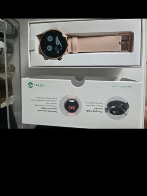 Doro Smartwatch Aktivitetsmätning Rosa - För mer info och video kolla hos power :  https://www.power.se/mobil-och-foto/smartwatch-och-wearables/smartwatch/doro-watch-bundle-smartwatch-rosa/p-3832292/