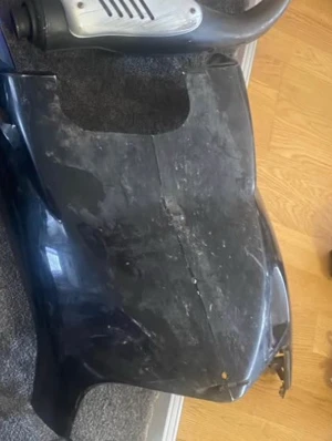 Svarta plastkåpor till moped - Säljer ett set svarta plastkåpor till moped eller scooter. Kåporna har en blank finish och är formade för att passa runt hjul och motor. Perfekt för dig som vill byta ut eller uppgradera kåporna på din moped.
