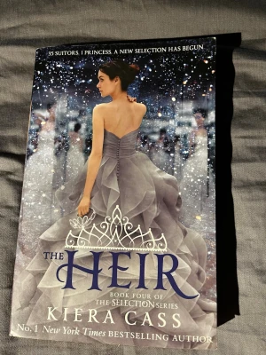 The Heir av Kiera Cass - En romantisk ungdomsroman på engelska, fjärde boken i The Selection-serien av Kiera Cass. Mycket bra skick