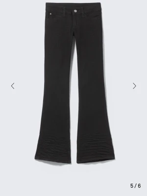 Cheap Monday jeans - Svarta cheap monday jeans, färgen av de svarta har gått bort lite men är inget som ser dåligt ut, byxorna är fortfarande ljusare version av svart🥰