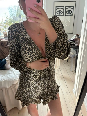 Leopardmönstrad kort klänning omlott - Kort klänning med leopardmönster och djup v-ringning. Aldrig använd!🤎