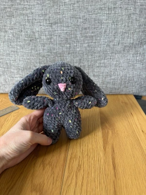 Virkad kanin med kläder - Virkad kanin med hänglsebyxor och rosa pyjamas, virkad i fluffigt garn, Polyesterfyllning, Plastögon (ej lämpliga för barn under tre år) 🐰🧶💕