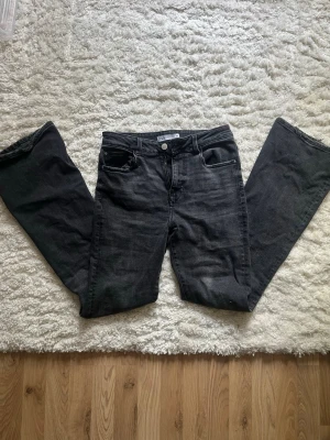 Gråa bootcut jeans från Zara - Säljer ett par gråa bootcut jeans från Zara