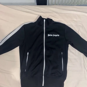 Svrt Palm angels tröja - Säljer en svart tröja ifrån Palm angels. Den är helt ny och knappast använd. Pris kan diskuteras men vill hälsa inte gå så mycket lägre än original priset.