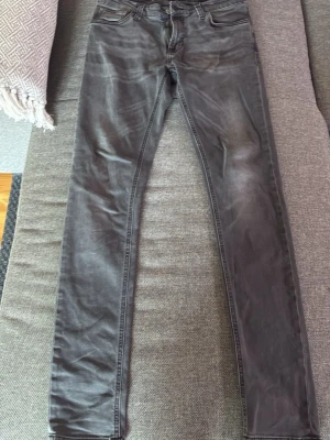 Går Nudie jeans - Hej säljer mina grå nudie jeans som blivit för små. Modellen är skinny lin men på grund av att storleken är lite större så sitter dem som slim fit om du är typ 170-175. Skicket är hyfsat bra inte slitna men inte heller i nyskick. Nypris är 1500 ish, mitt pris 320