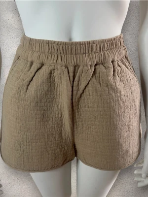 H&M Beige shorts med resår - Snygga beige shorts från H&M med quiltad struktur och elastisk midja. #h&m #shorts