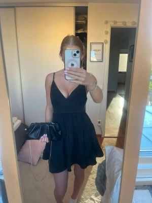 Svart kort klänning  - Superfin svart sommarklänning som är köpt utomlands på en marknad. Passar mig som brukar ha xs/s. Skriv vid frågor och pris kan diskuteras!💞💞
