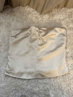 Bandeau topp - Beige/champange bandeau topp använd nån gång 