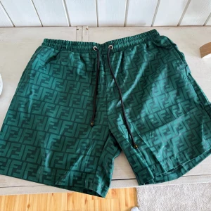 Fendi badbyxor - Fendi badbyxor helt nya, får mönstret när de får vatten på sig pch helgröna när de är torra!storlek XL men små i storlek