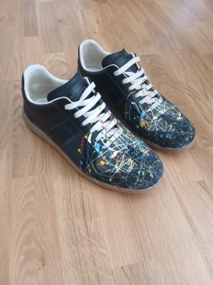Svarta maison margiela paint splatter - Unika svarta sneakers från maison margiela Ovandelen har coola färgstänk. Pris går att diskutera