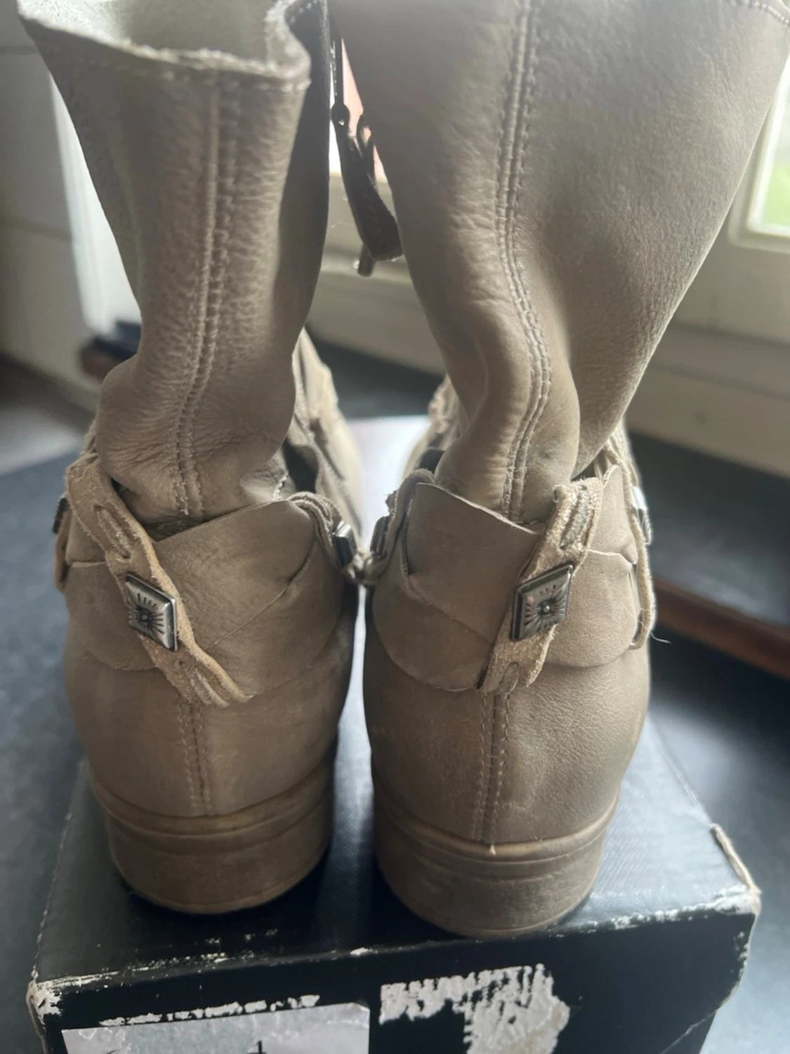 Beige stövletter med dekorativt spänne