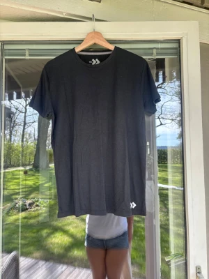 Svart  tränings t-shirt från Lager 157 - Svart t-shirt från Lager 157 med rund hals och diskret logga både fram och bak. Klassisk passform. Perfekt för en clean och enkel stil.
