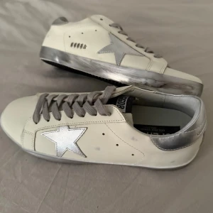 Golden goose - Snygga golden goose i storlek 44, nyskick utan defekter dustbag och box medföljer!