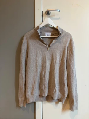 Bläck Quarter Zip - En beige Bläck Quarter Zip. Storlek M. Är i lika bra skick som en ny, den ser lite skrynklig ut på bilderna då den aldrig använts och bara legat i garderoben. Skickar snabbt ✅