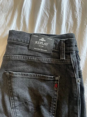 Mörk grå Replay jeans  - Säljer dessa snygga replay jeans från kidsbrandstore. Säljer dom för att dom är för stor för mig, har använt dom 5-10 gånger så skicket är 10/10. Ny pris 699kr storlek 14A 158cm. Pris kan diskuteras