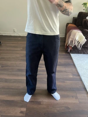 Marinblå Carhartt work pants - - Har vanligtvis storlek S och är 180 lång