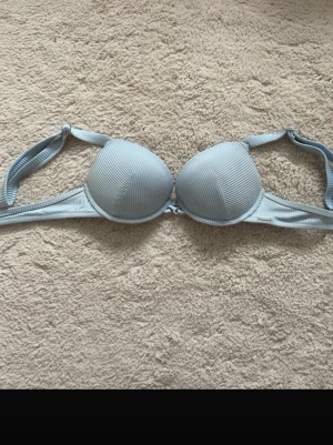 Ljusblå push-up bikiniöverdel - I storlek 70b-75b