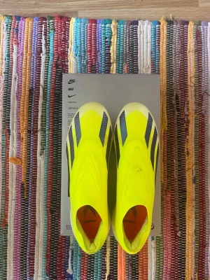 Adidas crazy fast elite fg - Säljer ett par adidas crazy fast elite fg i storlek 40. Skorna är använda en gång bara och är nästan som helt nya. 