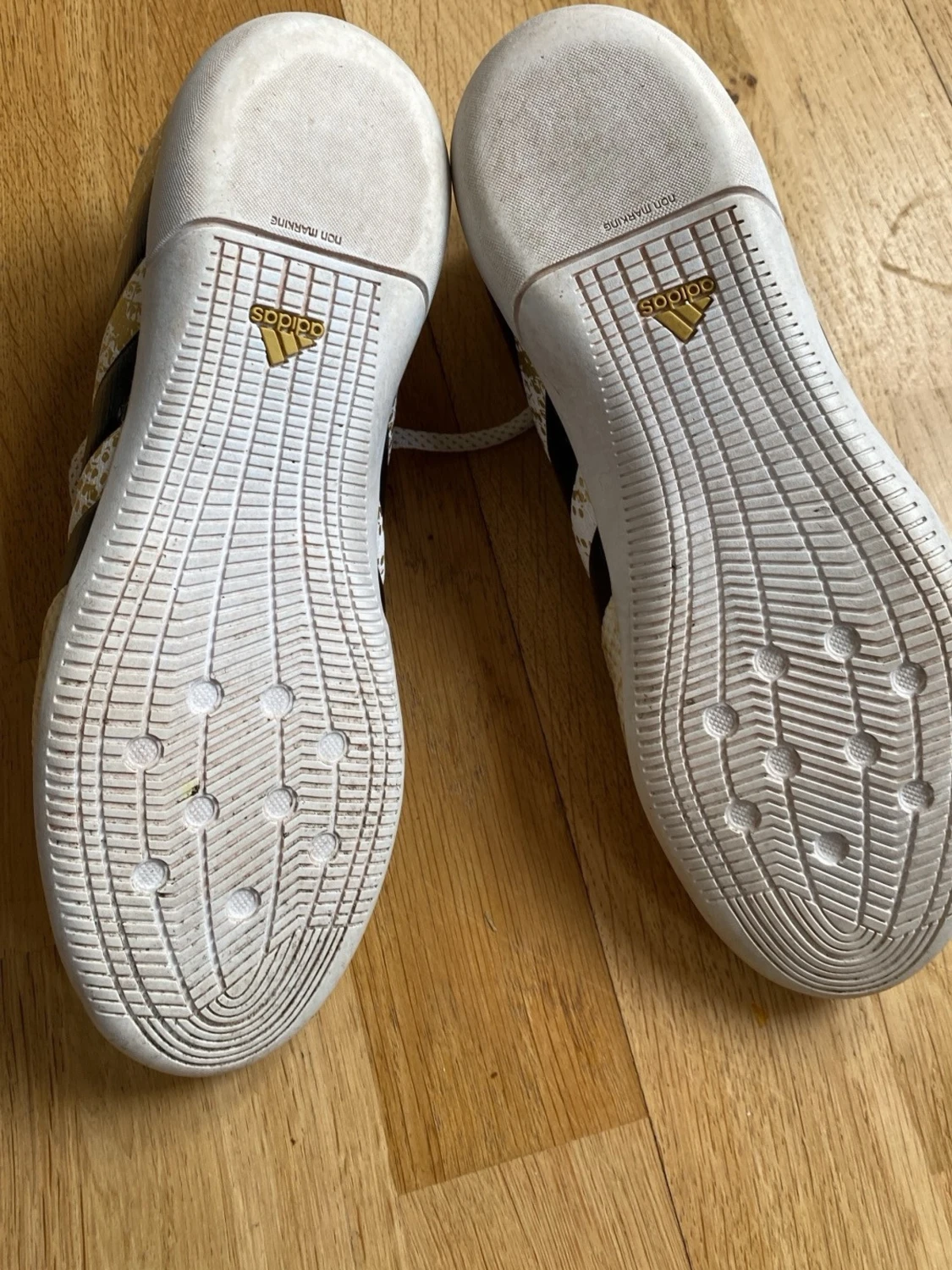 Adidas vita och svarta innetränings skor  - 3