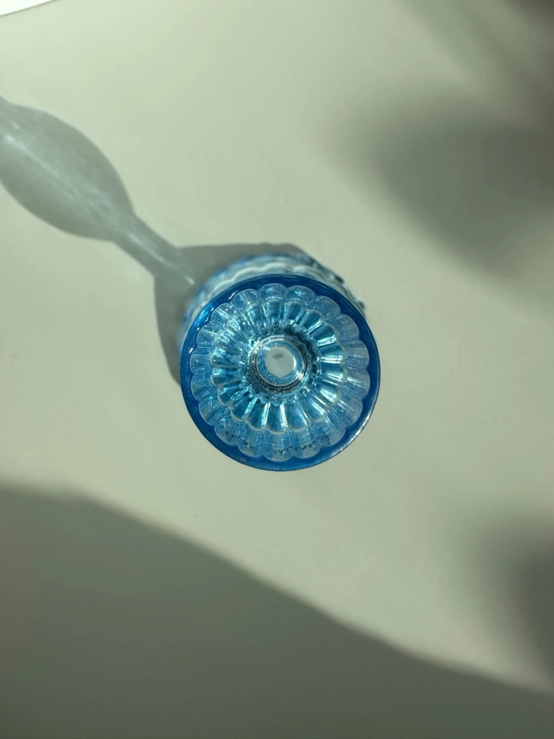 Blå glasljusstake med räfflade vågor - 3