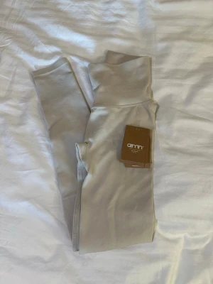 Beige leggings från Aim'n - Snygga beiga leggings från Aim'n med hög midja och ribbad linning. De är stretchiga och sitter tight, med skrunsch på rumpan. Oanvända.