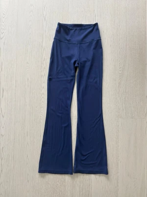 Lululemon Flare - Lululemon Groove Super-High-Rise Flared Pants storlek 6. Lite ludd och ett par lätta fläckar på höger framsida lår (anges i priset), kommer definitivt att försvinna om du djuprengör. Fläckarna syns inte från utsidan. Färgen finns inte längre tillgänglig på Lululemons hemsida! Lägg ett bud!