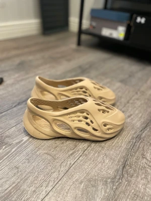 Beige foam runners - Säljer ett par beigea foam runners i storlek 38,5