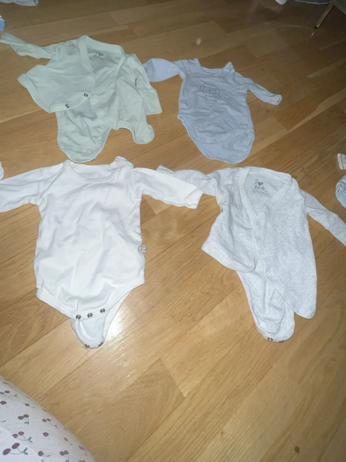 Mix av babybodys i neutrala färger - 6