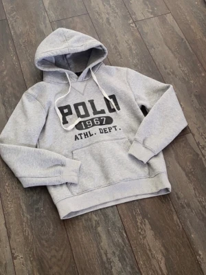  Ralph Lauren hoodie - Säljer en riktigt fet Ralph Lauren hoodie. Skicket är 10/10. Storleken är M. Priset kommer ligga på 799kr.