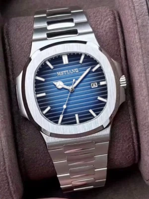 Silverfärgad klocka med blå urtavla - Stilren klocka från MSTLANG i borstat silverfärgat metall med blå randig urtavla och datumvisning. Armbandet är i metall och klockan har en modern, sportig design som passar till många olika stilar.