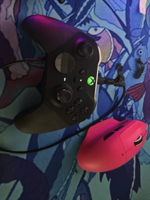 Xbox Elite Series 2 handkontroll kommer med paddels  - Snygg och avancerad Xbox Elite Series 2 handkontroll i svart med gummerade grepp och utbytbara styrspakar. Ergonomisk design och flera knappar för maximal spelkontroll. Perfekt för dig som vill ta gaming till nästa nivå.