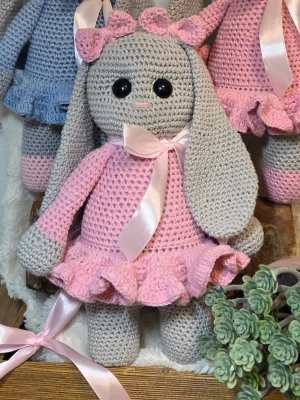 NY Handvirkad kanin i rosa klänning höjd ca 26 - 27 cm  - Supergullig handvirkad kanin med långa öron, klädd i en rosa klänning med volang och rosett. Kaninen är grå med svarta ögon och har en söt rosa rosett på huvudet. Perfekt som present eller dekoration. Virkad i 100 % bomull , stoppad med kuddfyllning , säkerhetsögon 