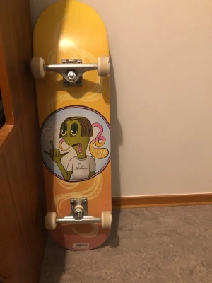 Toy machine skateboard - Säljer min skateboard är inte bra på detta, gav upp efter 1/2 veckor, har några märken men inget seriöst