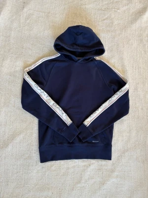 Gant hoodie  - Söker du en bekväm hoodie perfekt till våren och sommarkvällarna? Denna hoodie är i fint skick och passar till det mesta. Dessutom till ett väldigt fördelaktigt pris där nypriset är upp emot fem gånger så mycket. Tveka inte på att slå till!  (Postar inom 24)