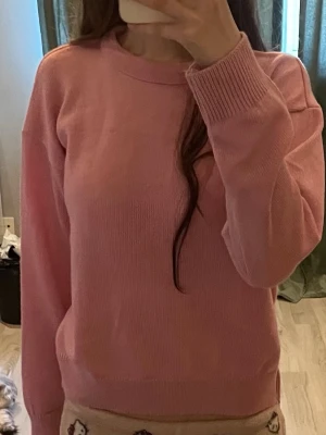 Stickad tröja  - Rosa stickad tröja från Boohoo, storlek S.