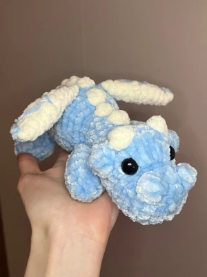 Virkad drake - Virkad drake i mjukt garn, cirka 24cm lång☺️