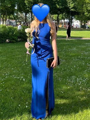 Blå kläning från bubbleroom  - Säljer min balkläning från 9an. Bara använd 1 gång. Var super nöjd med den men den kommer inte till mer användning tyvärr💙