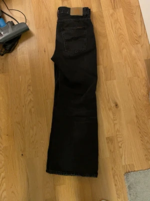 Svarta bootcut jeans från Nudie Jeans - Säljer mina Nudie jeans i modellen Flare Glenn i väldigt bra skick. Storlek 28/30 och passar både tjejer och killar! Hör av er vid minsta fråga:)