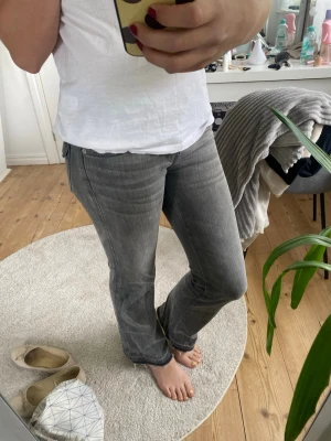 Grå raka jeans från lager 157 - Gråa jeans med fina fickor från lager, sprättat upp men annars i bra skick!