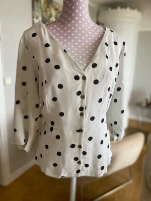 Prickig sommarblus  - Sommar blus från Lindex, jag har använt den många gånger vilket har gjort att den ändrats lite i färgen vilket inte syns på kameran. Den är trekvartsärmad. PRISET GÅR ATT DISKUTERA 