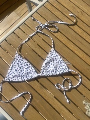 Prickig bikini - Jätte fin prickig bikin🩷Man fick med ett liten smycke som en sol typ men jag tog bort den men ni får skriva om ni vill ha de💕Säljer pga att jag har en annan i bättre storlek