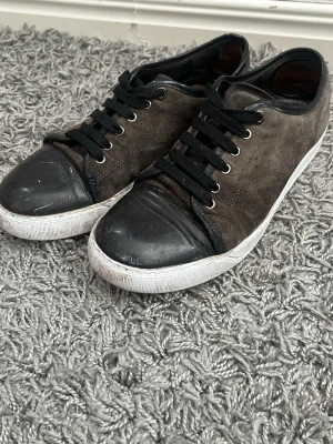 Lanvin - Bruna lanvins skor i storlek 43 i ett helt okej skick. Köp för endast 599kr. Hör av er för frågor.