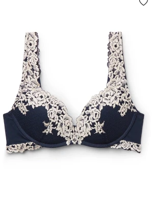 Intimissimi push-up bh  - Populär push-up bh från intimissimi i marinblå med vit spets. Använd några få gånger och är i fint skick. Lappen är dock bort klippt. Säljer då den tyvärr blivit för liten. Den är i storlek 70B