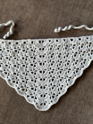 Handvirkad ljusgrå bandana  - Snygg ljusgrå bandana i handvirkat mönster med fina detaljer. Triangelformad och knyts med snören. Perfekt accessoar för att lyfta din look med en bohemisk touch. Tillverkad i mjukt garn som känns skönt mot huden.
