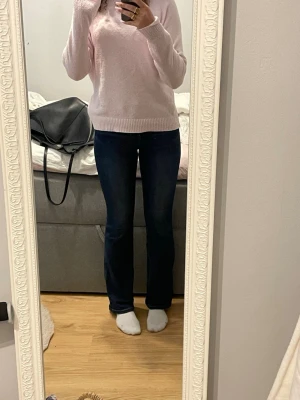 Mörkblå bootcut jeans - Bekväma mörkblå bootcut jeans. Jeansen har storlek 6 i sig, köpta utomlands, men passar 34-38. Jag har storlek 38 o de passar precis. Är 170 cm.