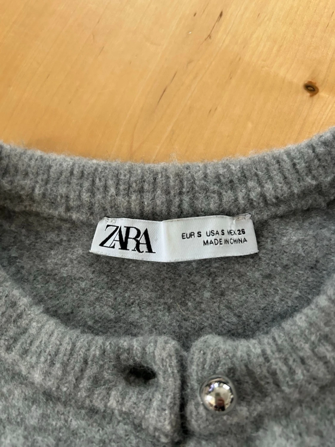 Grå kortärmad kofta från Zara - 2
