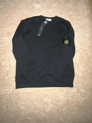 Stone Island sweatshirt  - Helt ny Stone Island sweat shirt i storlek M. Modellen är baggy och passar även L. Jätte skön tröja aldrig använd. Pris kan diskuteras!