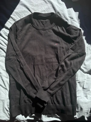 Svart tröja från Tommy Hilfiger - Väldigt fin svart tröja från Tommy Hilfiger. Köpte för ca 1 år sedan på NK för ca 1500. Säljer för 499. Om ni har frågor eller vill förhandla om priset, är det bara att skicka ett meddelande. Möts även gärna upp i Stockholm. Tröjan är så god som ny.
